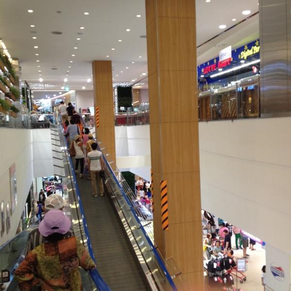 Photo taken at 롯데마트 (Lotte Mart) by SW P. on 7/22/2012