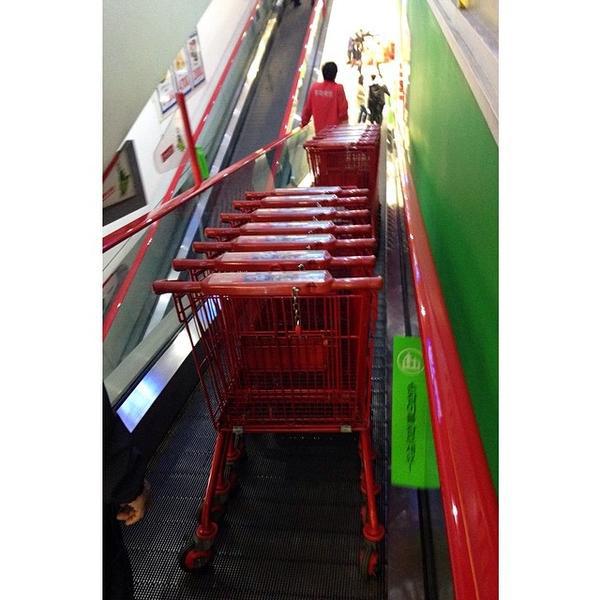 Photo taken at 홈플러스 / Home Plus by Jake M. on 3/24/2014