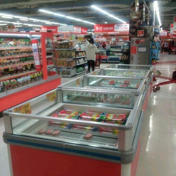 Photo taken at 홈플러스 / Home Plus by Park J. on 2/5/2013