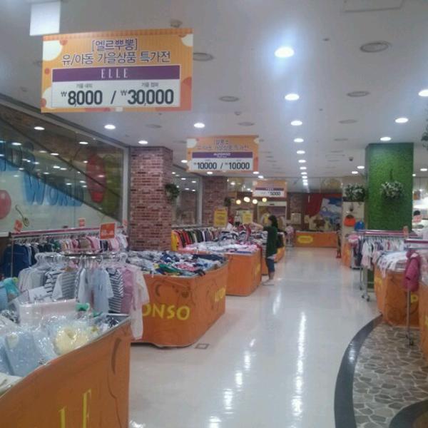 Photo taken at 홈플러스 / Home Plus by 은진 주. on 9/12/2012