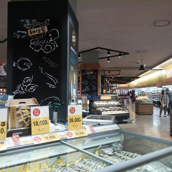 Photo taken at 홈플러스 (Home Plus) by Stephano L. on 4/26/2015-京畿道高阳市义山区1036 Photo taken at 홈플러스 (Home Plus) by Stephano L. on 4/26/2015