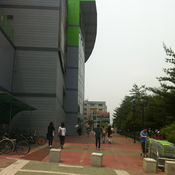 Photo taken at 이마트 트레이더스 (E-Mart Traders) by 준영 황. on 6/6/2013-大田西区580易买得超市 Photo taken at 이마트 트레이더스 (E-Mart Traders) by 준영 황. on 6/6/2013