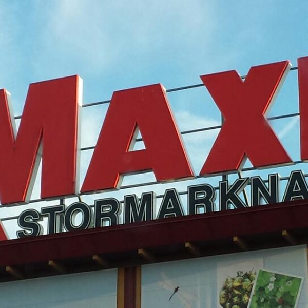 Photo taken at ICA Maxi by Emil V. on 7/11/2014