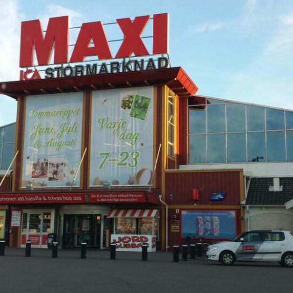 Photo taken at ICA Maxi by Emil V. on 7/11/2014