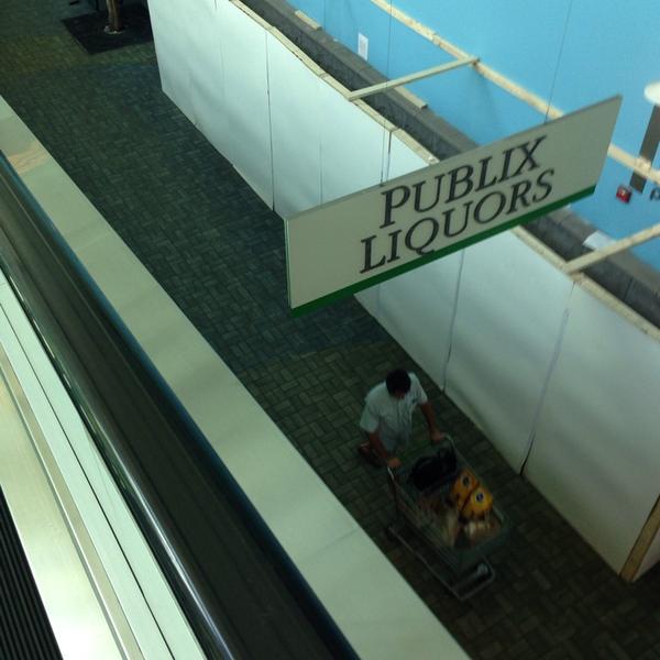 Photo taken at Publix by Dave B. on 6/22/2014-美国佛罗里达州劳德代尔堡安德鲁斯大道南601 Photo taken at Publix by Dave B. on 6/22/2014