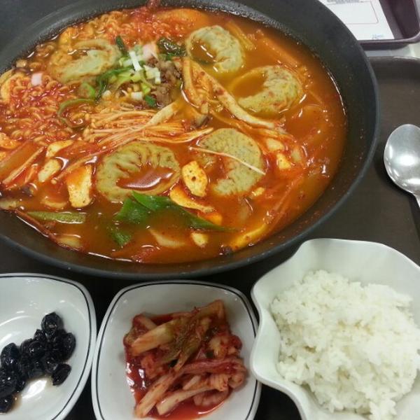 Photo taken at 홈플러스 (Home plus) by YK 4inR on 12/2/2012