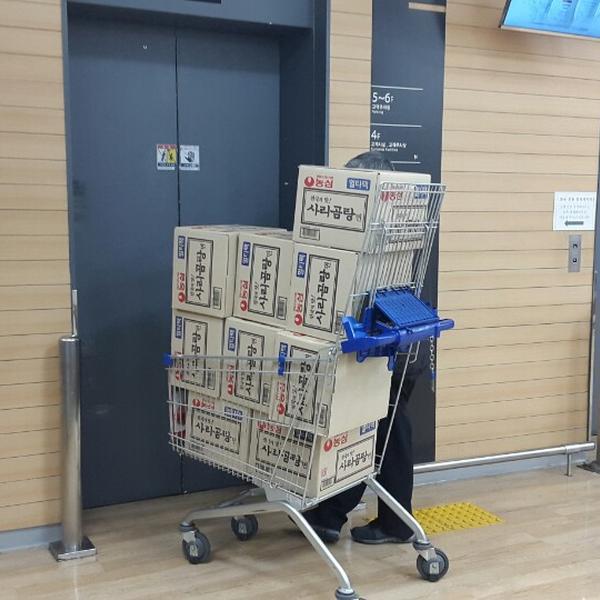 Photo taken at 홈플러스 (Home plus) by Jungho B. on 1/17/2015