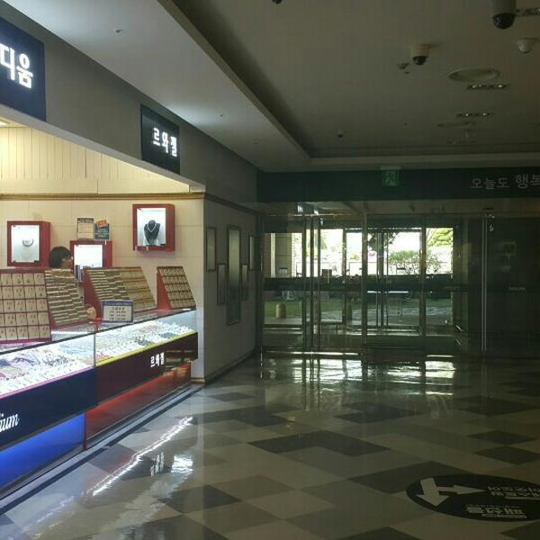 Photo taken at 홈플러스 (Home plus) by Linu on 4/21/2015