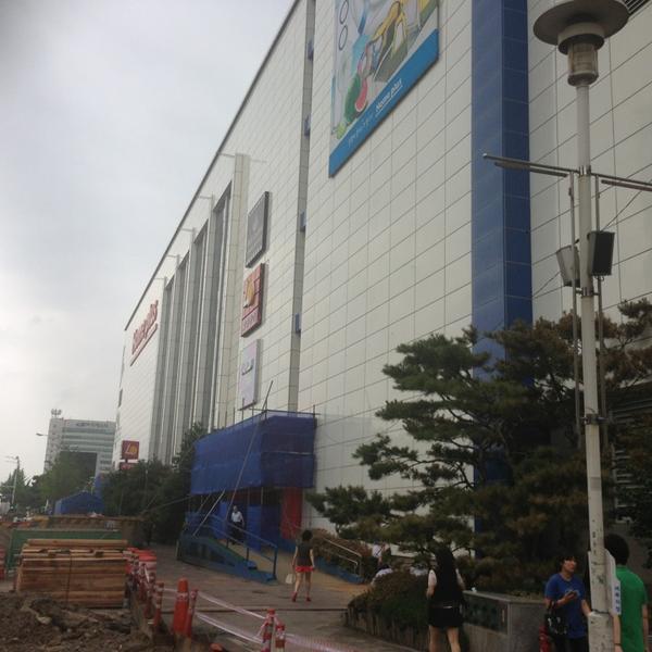 Photo taken at 홈플러스 (Home plus) by han s. on 7/18/2013