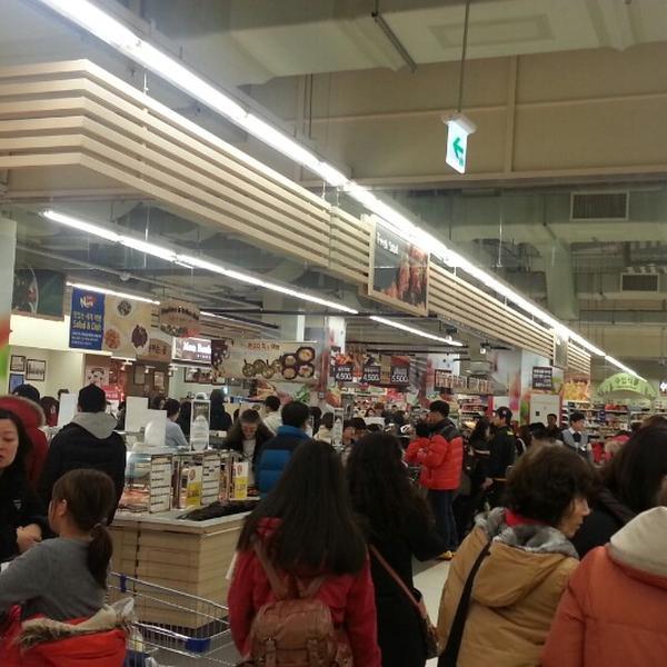 Photo taken at 홈플러스 (Home plus) by Joo Hong L. on 12/14/2013-首尔特别市中浪区353 Photo taken at 홈플러스 (Home plus) by Joo Hong L. on 12/14/2013