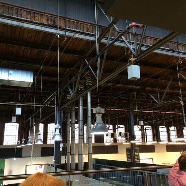 Photo taken at Longo's by Ken L. on 3/28/2014-加拿大多伦多莱尔德街道93 Photo taken at Longo's by Ken L. on 3/28/2014