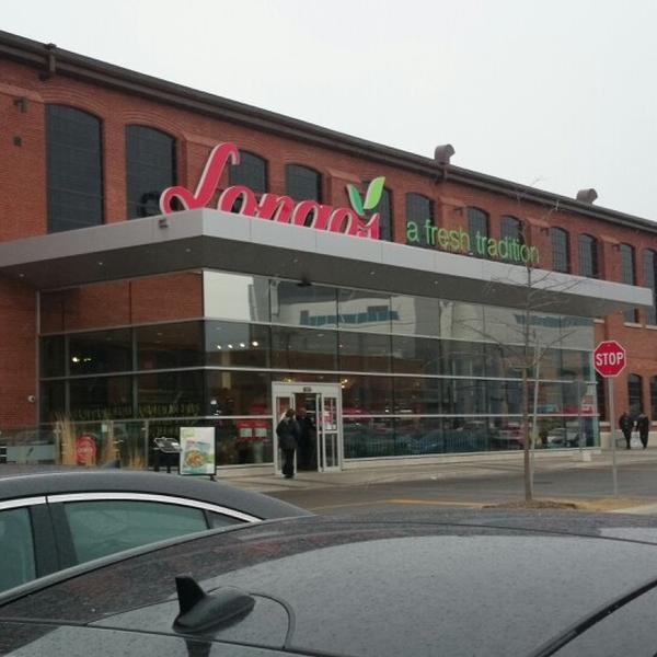 Photo taken at Longo's by Isabel Y. on 3/27/2014-加拿大多伦多莱尔德街道93 Photo taken at Longo's by Isabel Y. on 3/27/2014