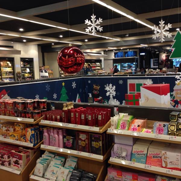 Photo taken at 올리브영 (OLIVE YOUNG) Lifestyle Experience Center by SH P. on 12/22/2013-首尔特别市中区明洞53号总店OliveYoung美妆店 Photo taken at 올리브영 (OLIVE YOUNG) Lifestyle Experience Center by SH P. on 12/22/2013