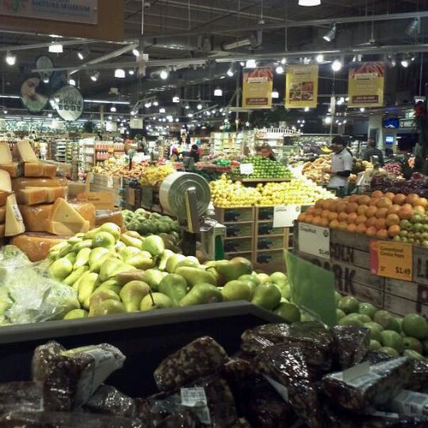 Photo taken at Whole Foods Market by Janelle F. on 11/24/2011-美国芝加哥金斯伯里街1550 Photo taken at Whole Foods Market by Janelle F. on 11/24/2011
