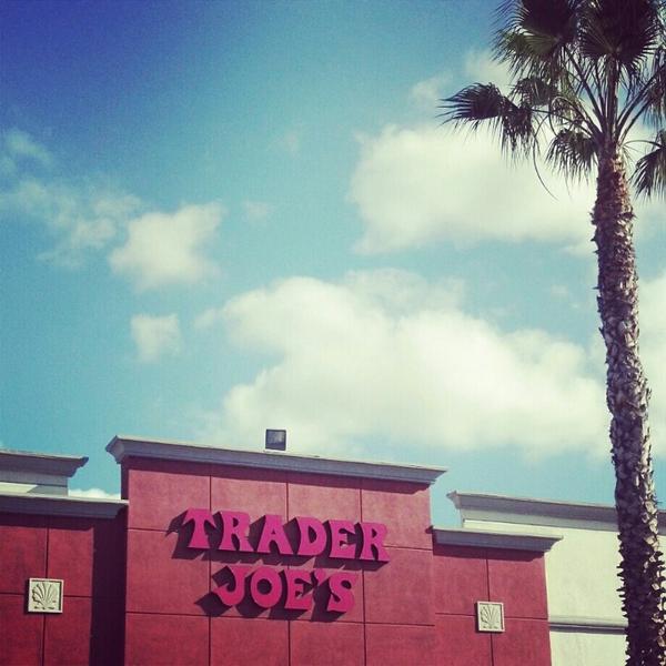 Photo taken at Trader Joe's by LB Chica on 11/18/2012-加利福尼亚州长滩贝尔斯登街风铃草大道北2222号 Photo taken at Trader Joe's by LB Chica on 11/18/2012
