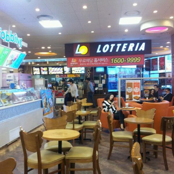 Photo taken at 홈플러스 (Home plus) by JiNa K. on 10/18/2012