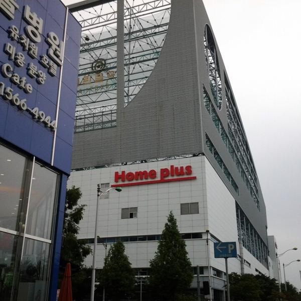 Photo taken at 홈플러스 (Home plus) by Mardz on 9/11/2013