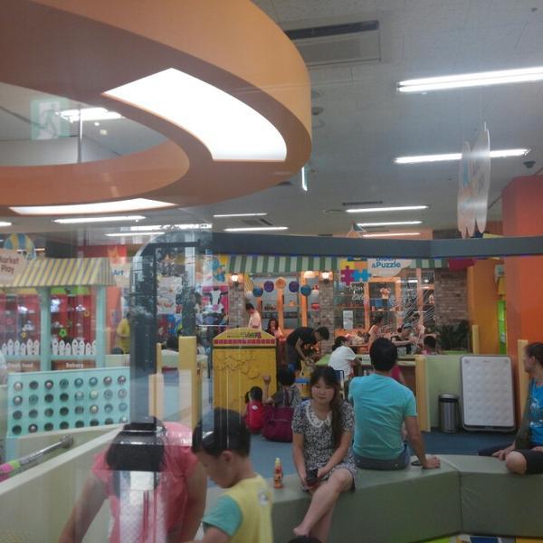 Photo taken at 이마트 (e-mart) by Sean J. on 8/15/2013-首尔特别市恩平区217易买得超市 Photo taken at 이마트 (e-mart) by Sean J. on 8/15/2013