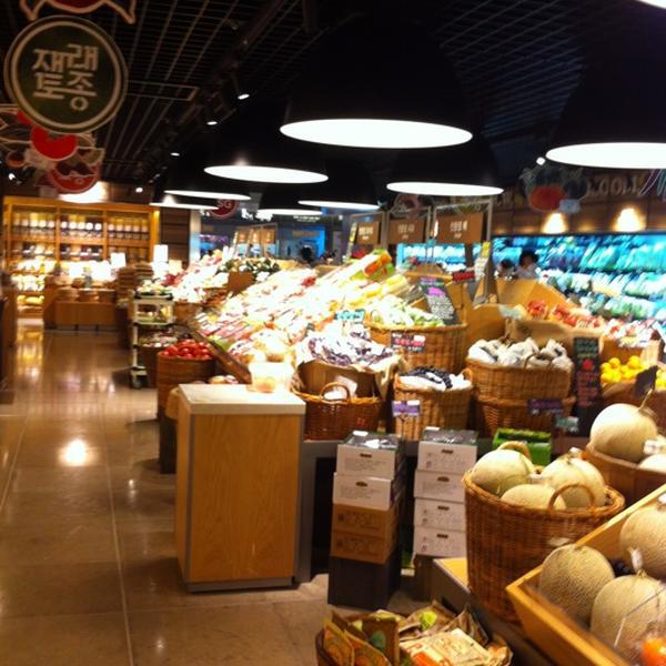 Photo taken at SSG Food Market by Yongho L. on 10/14/2012-釜山海云台区海云台海边路1408 SSG食品超市 Photo taken at SSG Food Market by Yongho L. on 10/14/2012