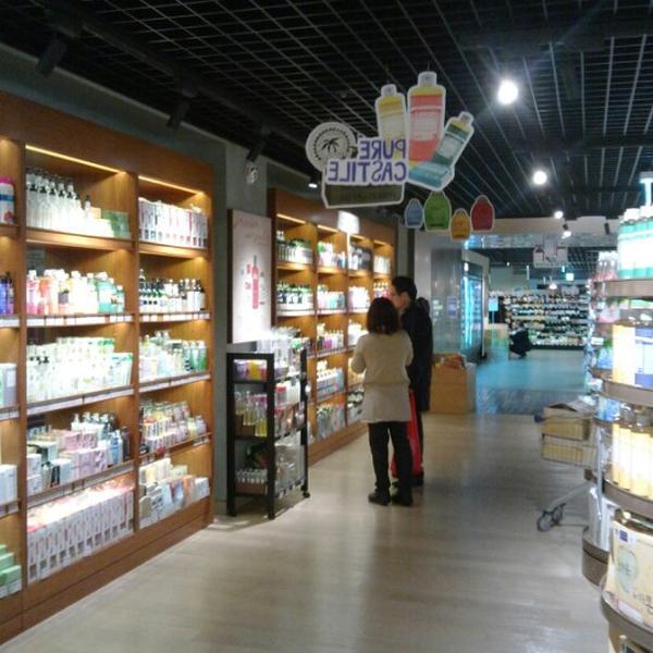 Photo taken at SSG Food Market by Yongho L. on 1/10/2013-釜山海云台区海云台海边路1408 SSG食品超市 Photo taken at SSG Food Market by Yongho L. on 1/10/2013