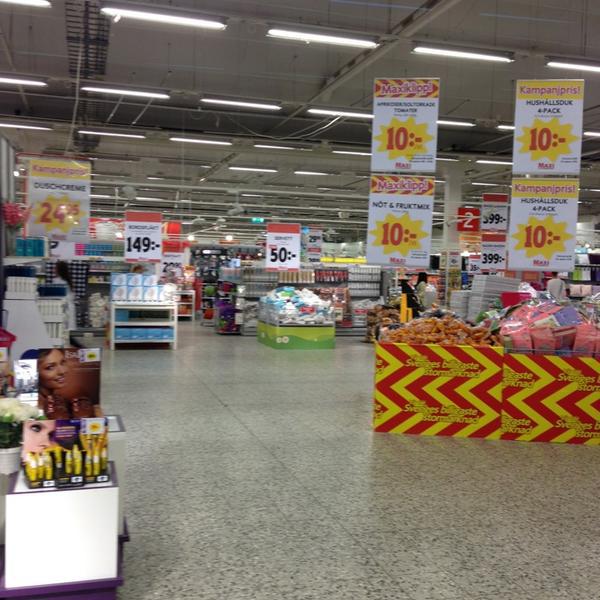 Photo taken at ICA Maxi by Niklas N. on 7/25/2013