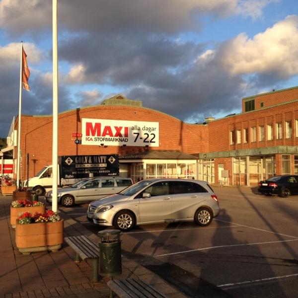 Photo taken at ICA Maxi by Christian S. on 8/23/2012