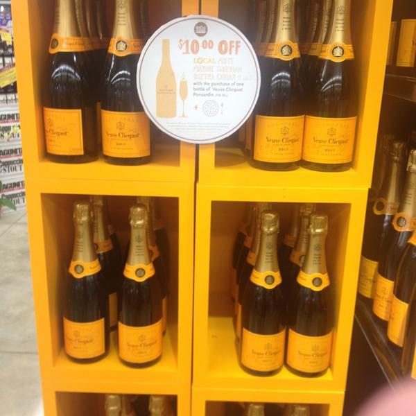 Photo taken at Whole Foods Market by JohnChase N. on 12/28/2012-佛罗里达州劳德代尔堡联邦高速路2000号(在第19大街和21大街之间) Photo taken at Whole Foods Market by JohnChase N. on 12/28/2012