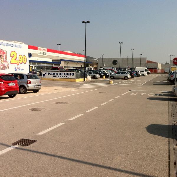 Photo taken at Iper Tosano by Gemo F. on 3/19/2015-意大利威尼托科尔内多维琴蒂诺安东尼皮加费塔路42 Photo taken at Iper Tosano by Gemo F. on 3/19/2015