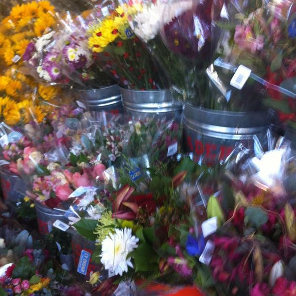 Photo taken at Trader Joe's by Eric S. on 1/3/2013-加利福尼亚州南帕萨迪纳盛大大道团街613号 Photo taken at Trader Joe's by Eric S. on 1/3/2013
