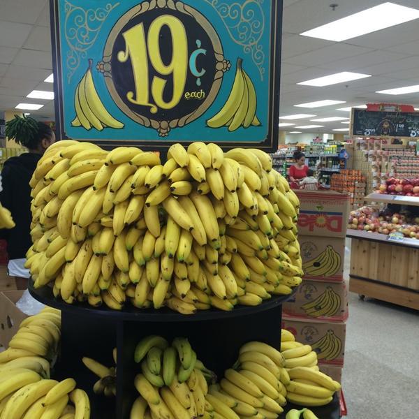 Photo taken at Trader Joe's by Monsh L. on 11/16/2014-加利福尼亚州南帕萨迪纳盛大大道团街613号 Photo taken at Trader Joe's by Monsh L. on 11/16/2014