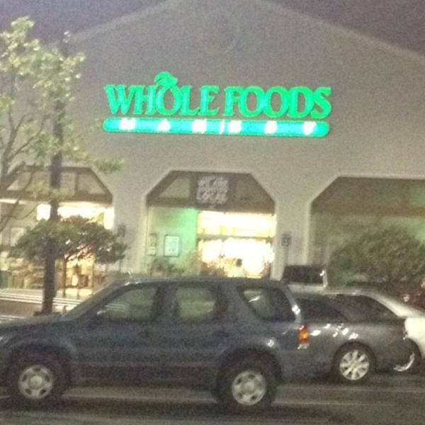 Photo taken at Whole Foods Market by Paratwiter C. on 5/8/2012-加利福尼亚州长滩太平洋海岸高速路6550号(在第二大街和圣加布里埃尔河之间) Photo taken at Whole Foods Market by Paratwiter C. on 5/8/2012