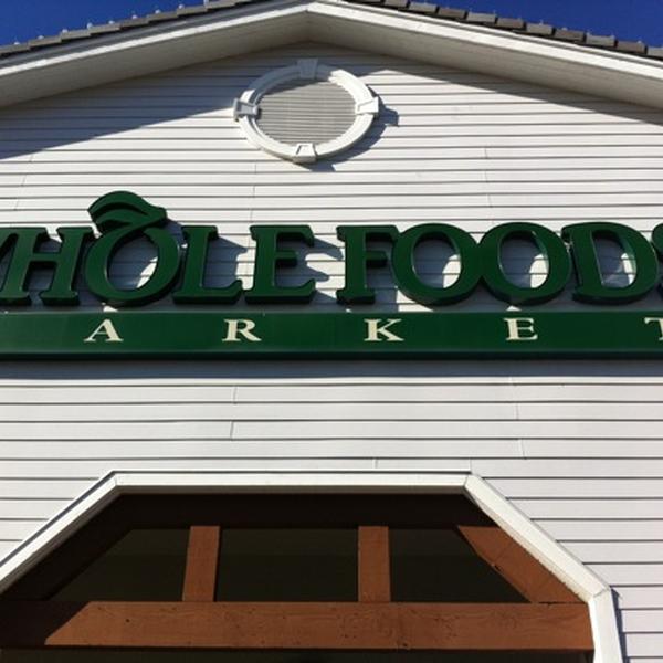 Photo taken at Whole Foods Market by Johnny B A. on 12/27/2010-加利福尼亚州长滩太平洋海岸高速路6550号(在第二大街和圣加布里埃尔河之间) Photo taken at Whole Foods Market by Johnny B A. on 12/27/2010