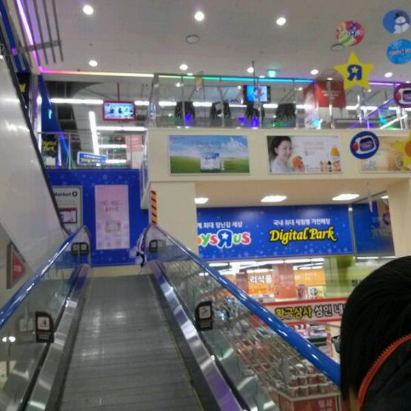 Photo taken at 롯데마트 (Lotte Mart) by Injun C. on 1/25/2012