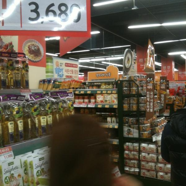 Photo taken at 롯데마트 (Lotte Mart) by Allen O. on 3/11/2012