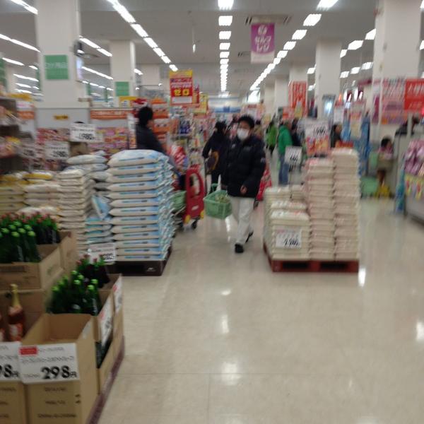 Photo taken at イオン 浜松西店 by Lourenço E. on 12/23/2012