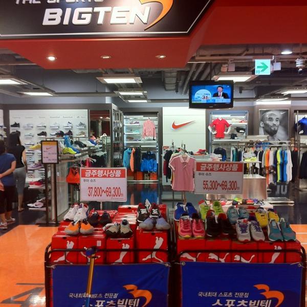 Photo taken at 이마트 / E-Mart by TOMMY L. on 7/27/2012-首尔特别市机场74易买得超市 Photo taken at 이마트 / E-Mart by TOMMY L. on 7/27/2012