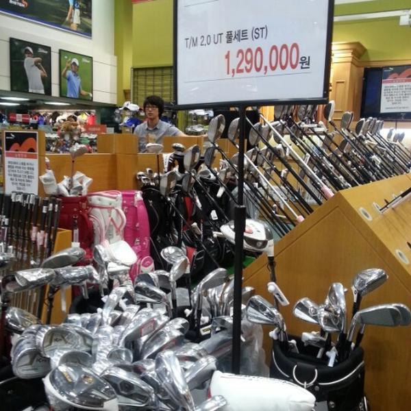 Photo taken at 이마트 / E-Mart by faye dawn zonnette on 8/19/2012-首尔特别市机场74易买得超市 Photo taken at 이마트 / E-Mart by faye dawn zonnette on 8/19/2012