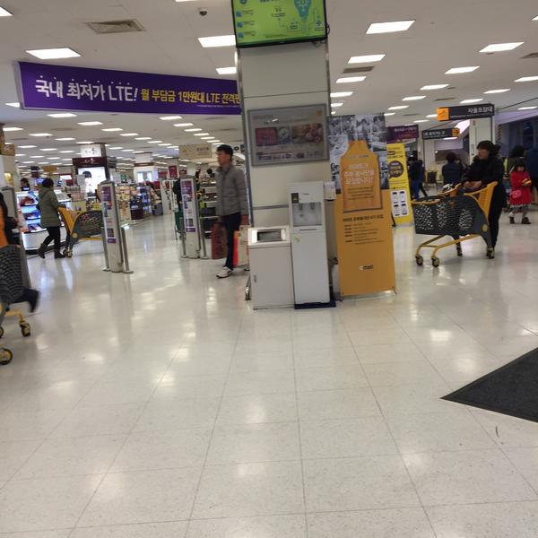 Photo taken at 이마트 (e-mart) by Chang Gi K. on 2/18/2015