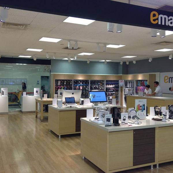 Photo taken at 이마트 (e-mart) by 김민철 민. on 11/1/2013