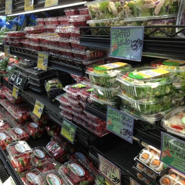 Photo taken at Trader Joe's by Chloe M. on 2/21/2013-南卡莱罗纳州查尔斯顿市芒特普莱森特约翰尼多兹大道401号 Photo taken at Trader Joe's by Chloe M. on 2/21/2013