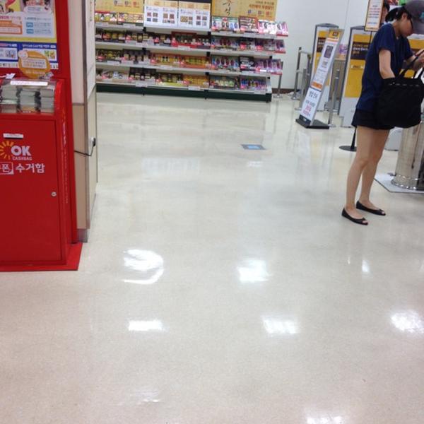 Photo taken at 이마트 (E-Mart) by Jeremy O. on 8/30/2012