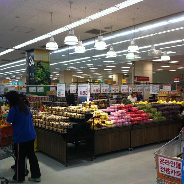 Photo taken at 이마트 (E-Mart) by eAsTiN S. on 6/18/2013