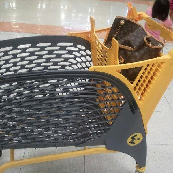 Photo taken at 이마트 (E-Mart) by jiniya j. on 12/10/2011-庆尚南道晋州仁寺洞12号易买得超市 Photo taken at 이마트 (E-Mart) by jiniya j. on 12/10/2011