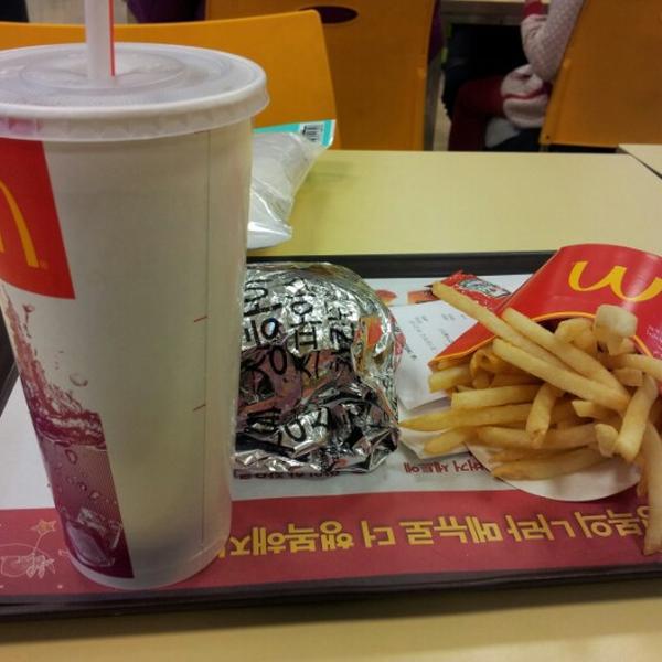 Photo taken at 이마트 (E-Mart) by Jin J. on 12/22/2012-庆尚南道晋州仁寺洞12号易买得超市 Photo taken at 이마트 (E-Mart) by Jin J. on 12/22/2012