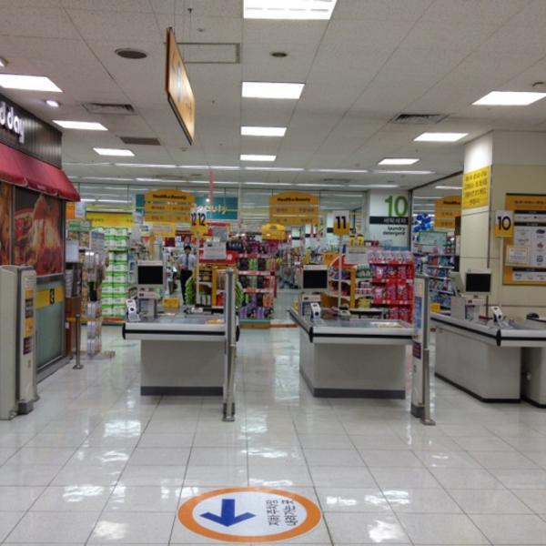 Photo taken at 이마트 (E-Mart) by Paul C. on 7/11/2012-庆尚南道晋州仁寺洞12号易买得超市 Photo taken at 이마트 (E-Mart) by Paul C. on 7/11/2012