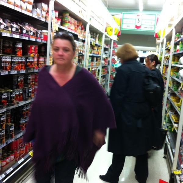 Photo taken at Woolworths by คุงนู๋แอปเปิ้ล น. on 8/8/2012