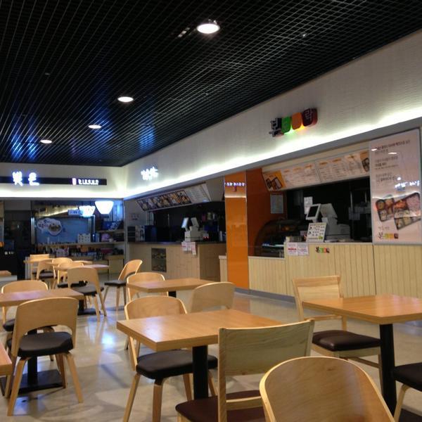 Photo taken at 롯데마트 (LOTTE Mart) by zunee on 7/6/2013