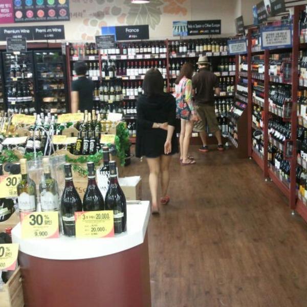 Photo taken at 홈플러스 (Home Plus) by 문 지. on 7/7/2012-京畿道高阳市一山东区中央路1275号路64号(一山店) Photo taken at 홈플러스 (Home Plus) by 문 지. on 7/7/2012