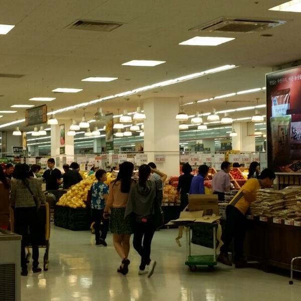 Photo taken at 이마트 (e-mart) by Jay C. on 6/7/2014-釜山广域市海云台511易买得超市 Photo taken at 이마트 (e-mart) by Jay C. on 6/7/2014