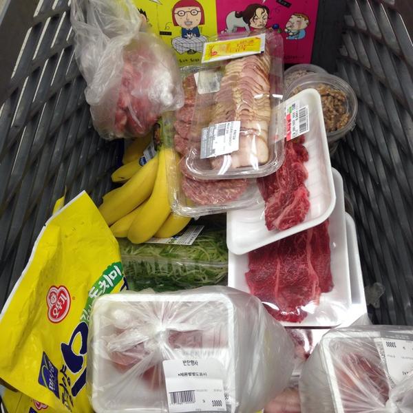 Photo taken at 이마트 (e-mart) by 준호 이. on 5/28/2014-釜山广域市海云台511易买得超市 Photo taken at 이마트 (e-mart) by 준호 이. on 5/28/2014